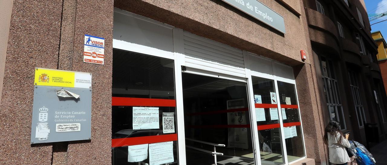 Entrada de una oficina pública de empleo de la Comunidad Autónoma.