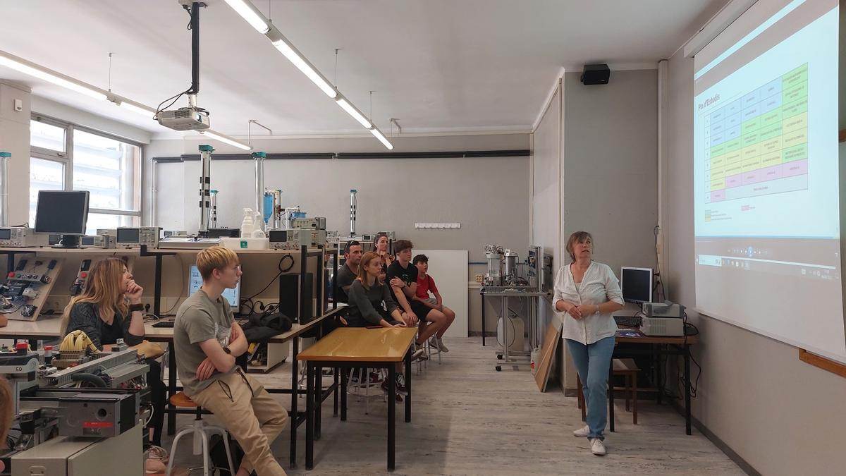 Futurs estudiants visitant les instal·lacions de la UPC