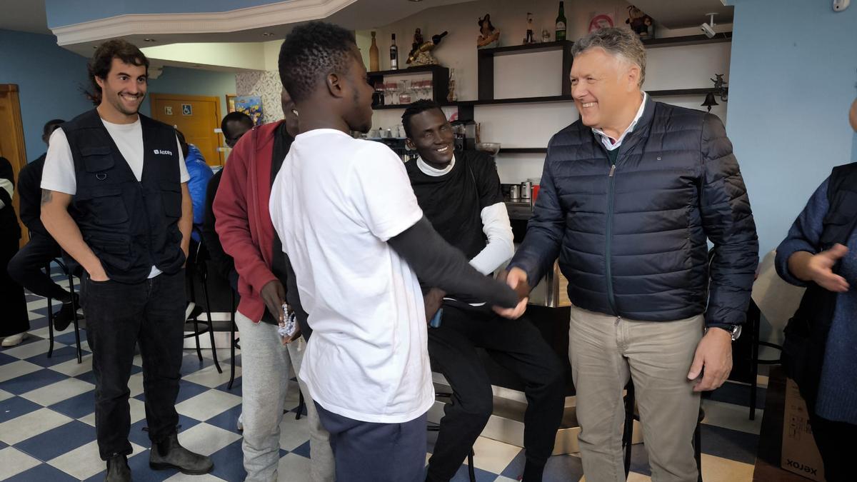 El alcalde de Sanxenxo, Telmo Martín, se reúne con los migrantes llegados a la localidad