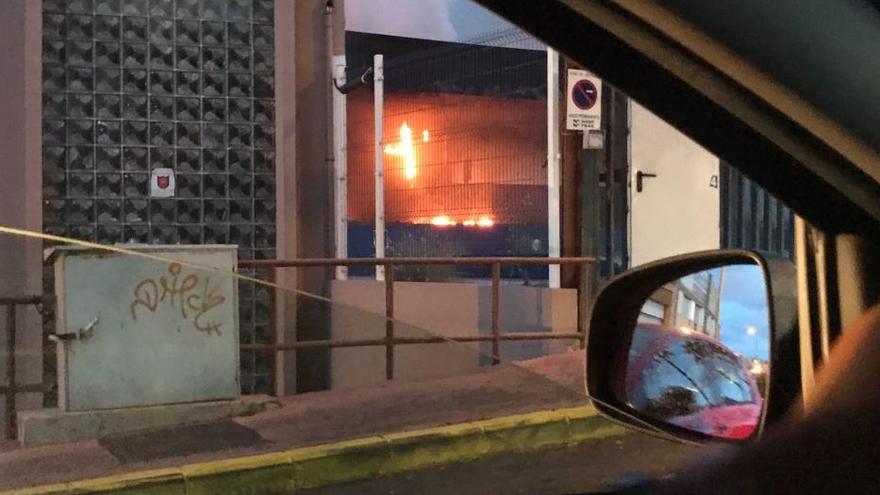 Incendio en la antigua fábrica de Danone, en Las Torres