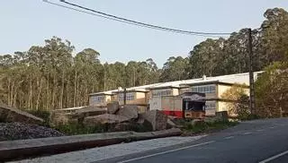 El entorno de los colegios de O Hío y Aldán y el área industrial, en serio riesgo de incendio