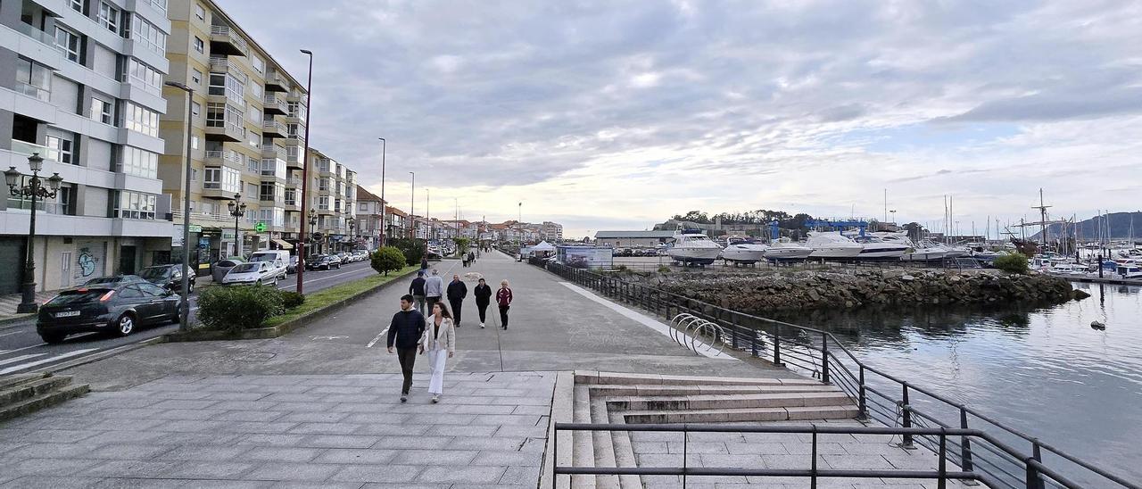 El punto donde se realizará el relleno, junto al paseo marítimo de Baiona.