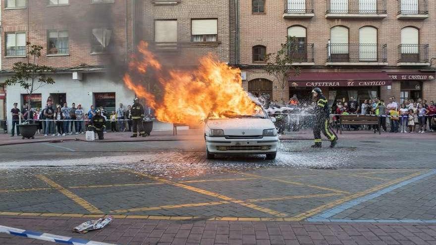 Simulacro de incendio de un vehículo en la plaza de la Madera.