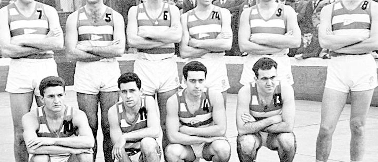 Equipo campeón del Trofeo &quot;Costa Verde&quot; de baloncesto en 1957. Juan Delgado es el primero por la izquierda de pie.