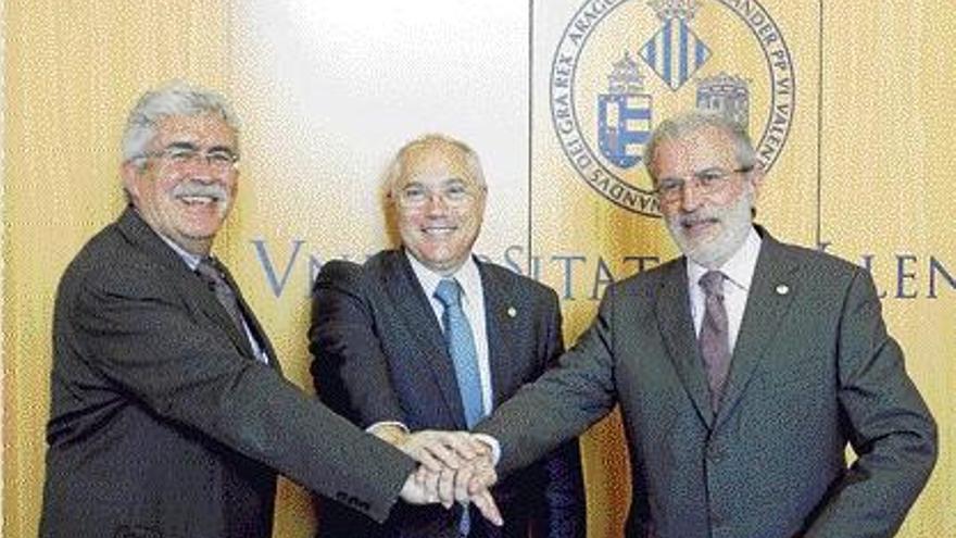 Pío Beltran, Juan Juliá y Esteban Morcillo, ayer en la sede del rectorado de la Universitat.