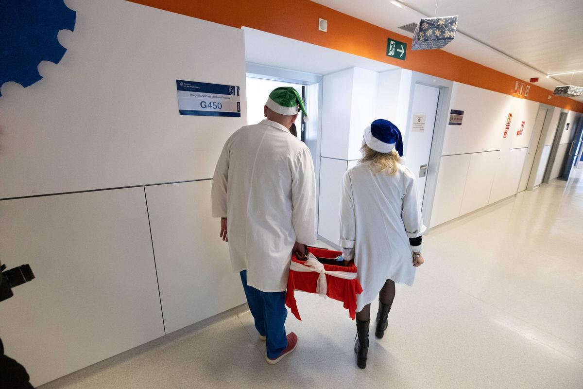 Imágenes de la entrega de felicitaciones navideñas a enfermos en el hospital Can Misses