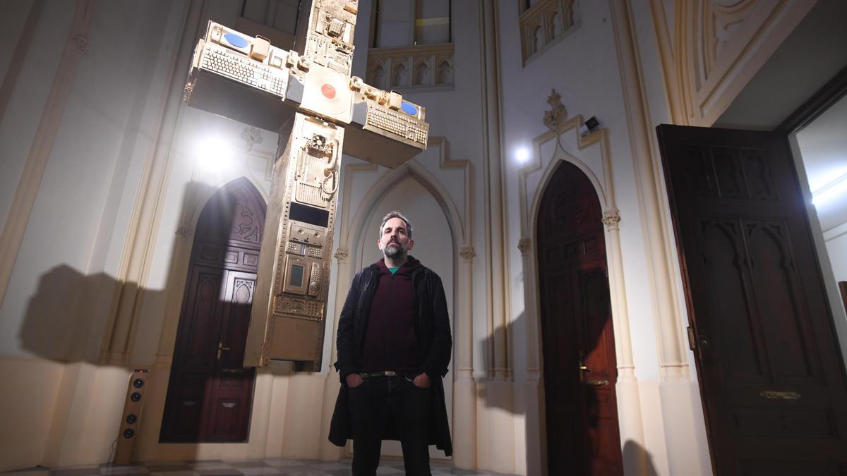 Aldaz posa en La Capilla junto a su instalación ‘Nuevos dioses, viejos ídolos’.