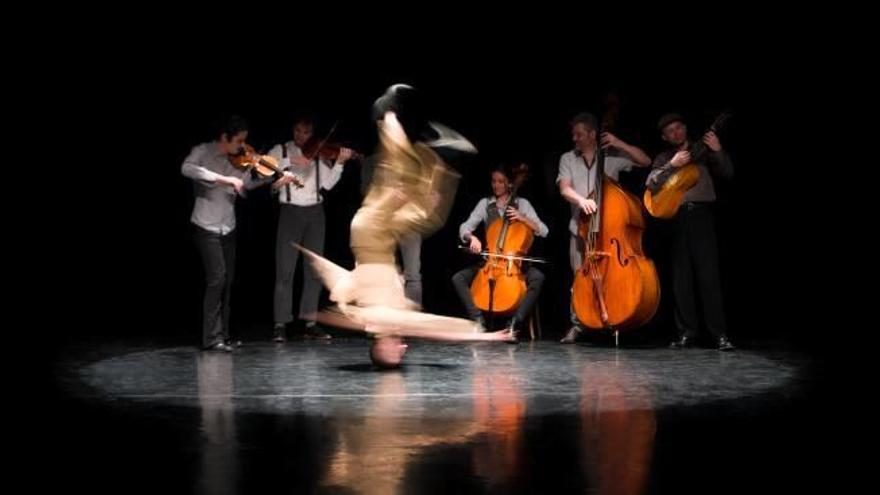 Els artistes de l&#039;espectacle, en plena acció.