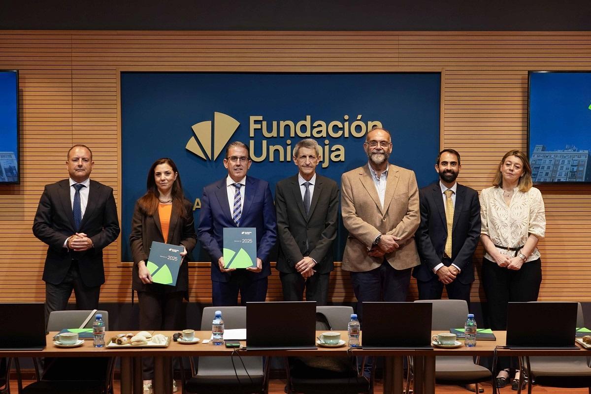 De izquierda a derecha: el director de División de Estrategia, Comunicación y Relaciones Institucionales, Manolo Castillo; la directora de División de Actividades, Cristina Rico; el director general, Sergio Corral; el presidente, José M. Domínguez; el director de División de Medios y Recursos, Joaquín Osuna; el director de División Financiera y Fundalogy, Javier de Pro, y la directora de División de Asesoría Jurídica y Gobierno Corporativo, Isabel Fernández.
