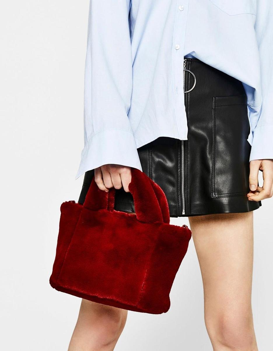 Bolso de pelo de Bershka (Precio: 17,99 euros)