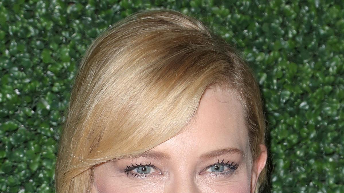 Cate Blanchett con un maquillaje muy natural ligeramente rosado