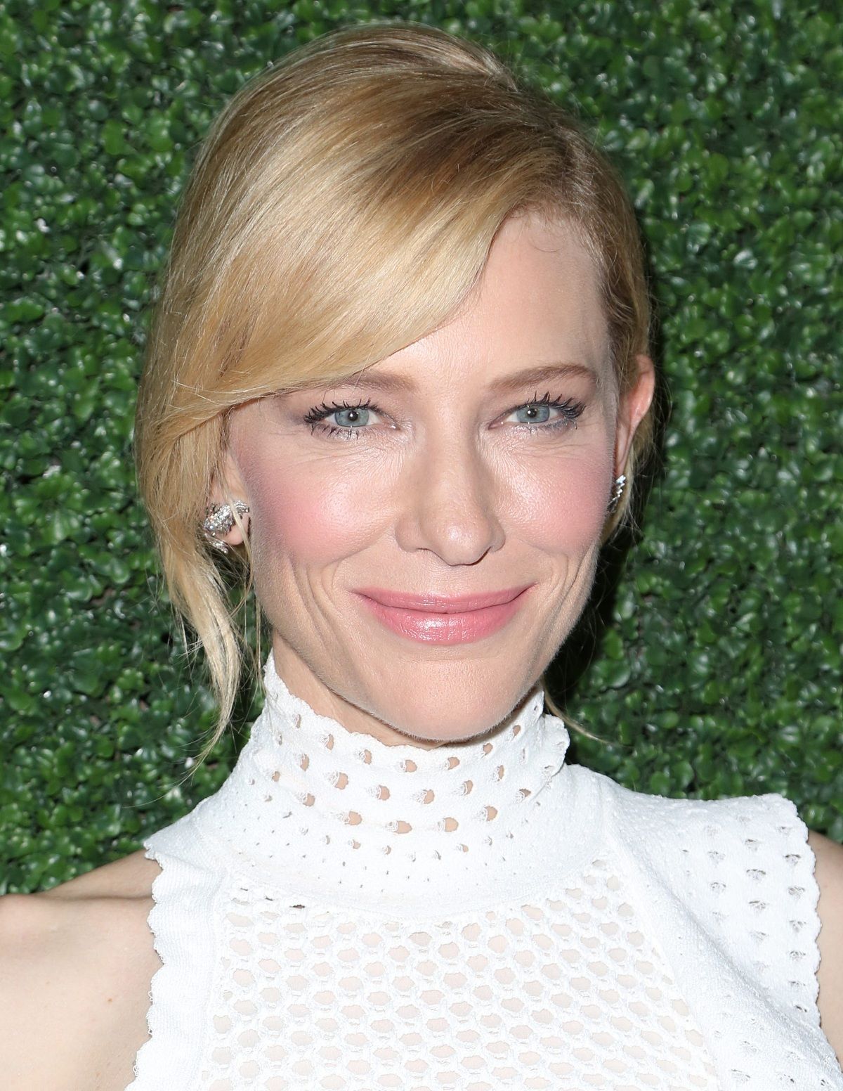 Cate Blanchett con un maquillaje muy natural ligeramente rosado