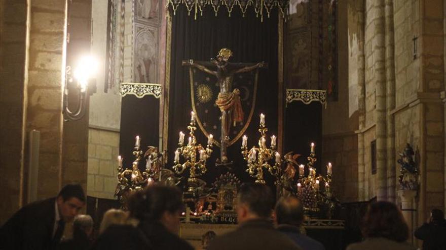 Devoción a las imágenes en la festividad de Todos los Santos