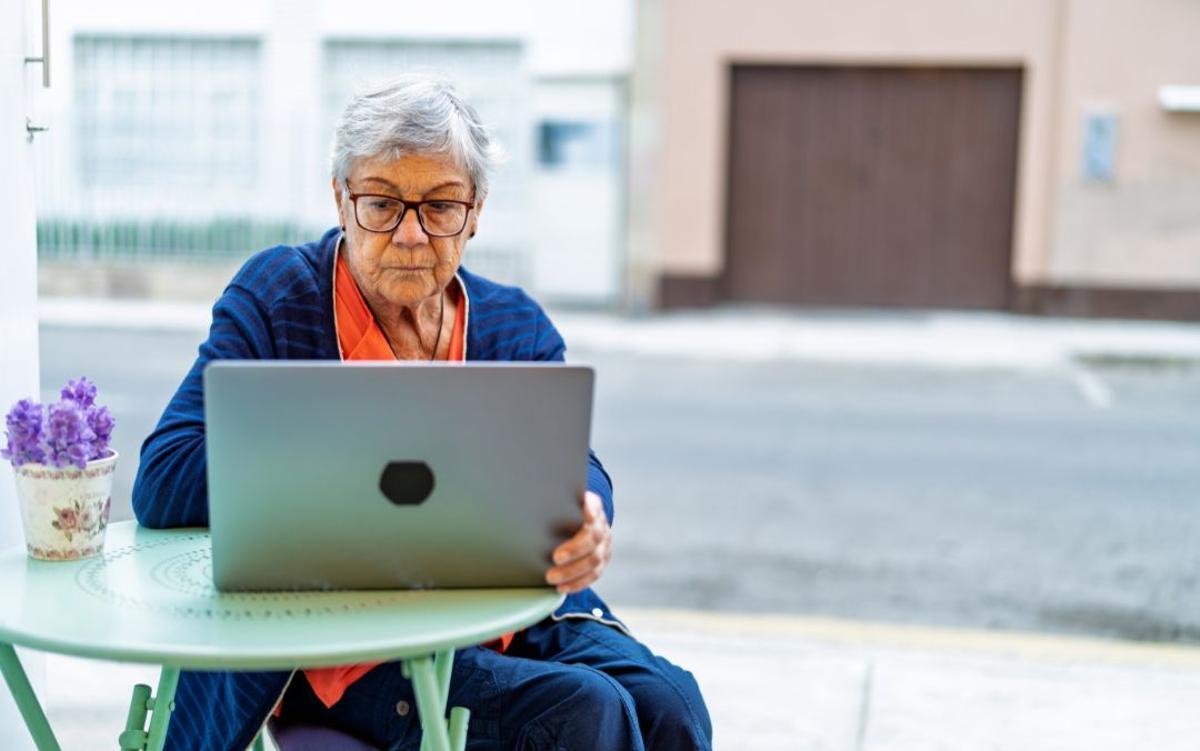 Una mujer jubilada revisando la sede electrónica de la Seguridad Social para ver novedades en su pensión.