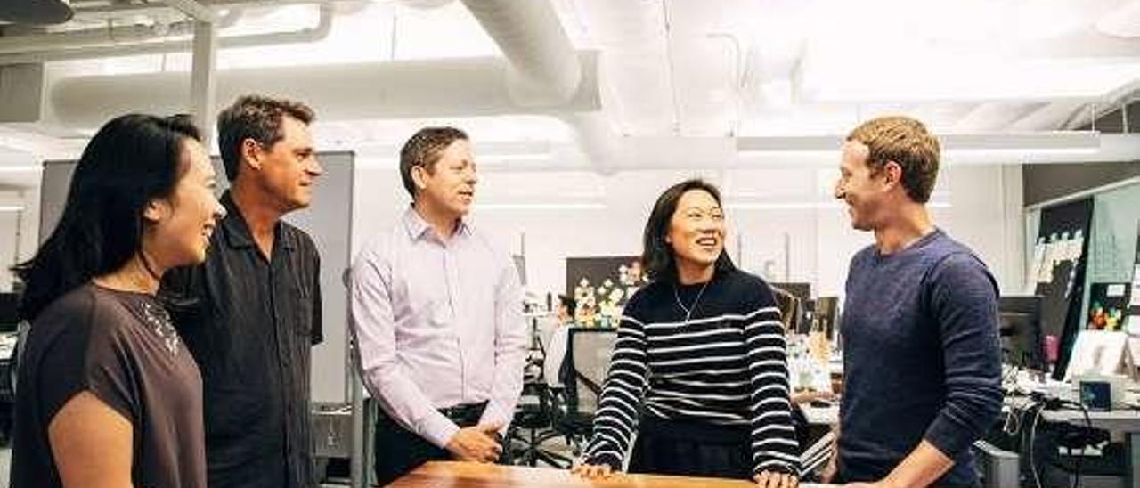 Mark Zuckerberg, junto a su mujer, en una reunión de trabajo.