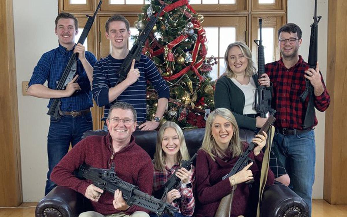 Un congressista dels Estats Units demana munició al Pare Noel i felicita el Nadal amb tota la família armada Un congressista dels Estats Units demana munició al Pare Noel i felicita el Nadal amb tota la família armada