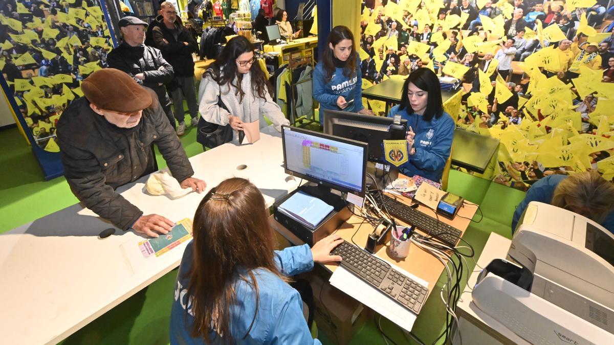 La Tienda del Villarreal CF en la Plaça Major de Vila-real fue un goteo constante de venta de entradas para la Copa.