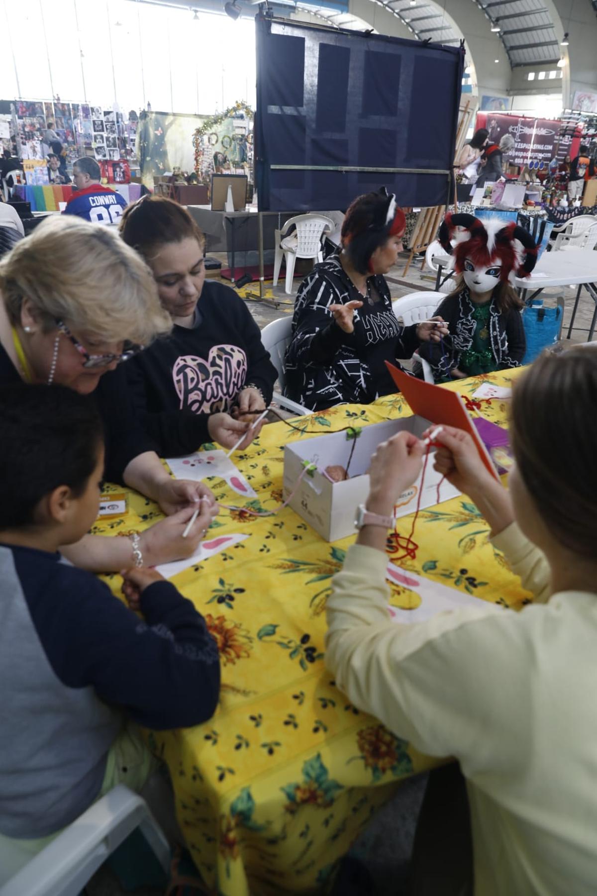 Participantes en el taller de "amigurumis"