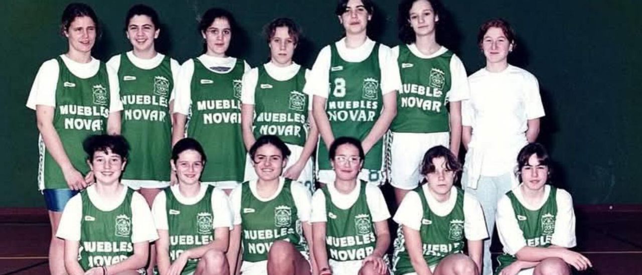 Una imagen del equipo de baloncesto del Villa de Luanco en el que competía Nuria Gallego.