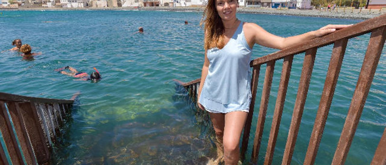 La senadora de Nueva Canarias, María José López, en la playa de Pozo Izquierdo en el sur de Gran Canaria.