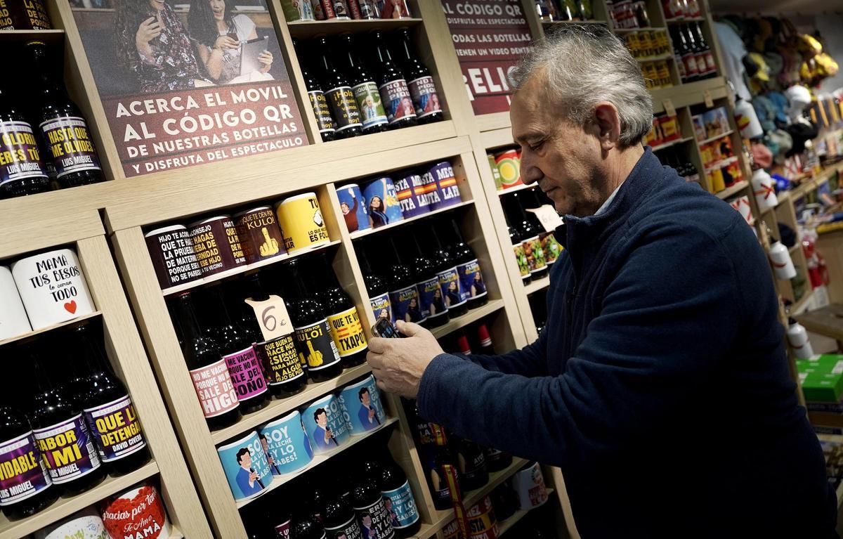 Antonio Durán, dueño de 'La bodega del Humor', en el interior de su tienda de la calle Goya.