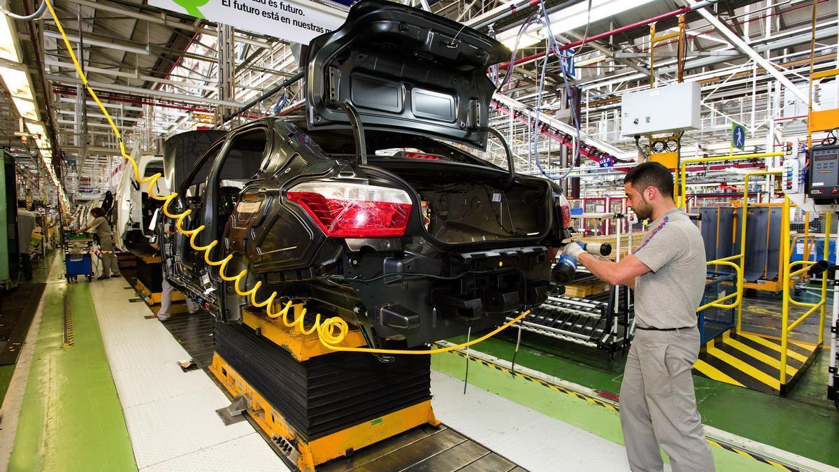 Un trabajador de la fábrica de Vigo de PSA, en la línea de montaje del Citroën C-Élysée.