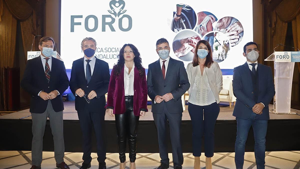 El delegado de la Junta en Córdoba, Antonio Repullo, el presidente de Prode, Blas García, la consejera de Igualdad, Rocío Ruiz, el director de Diario CÓRDOBA, Rafael Romero, la responsable del área de Mayores de Cruz Roja, María Torralbo, y el vicepresidente de Aproni, Jaime Fernández.