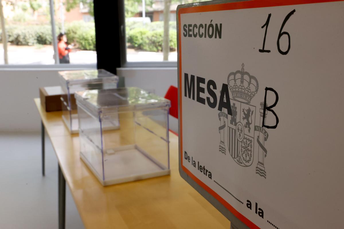 Imagen de archivo de los preparativos en un colegio electoral.