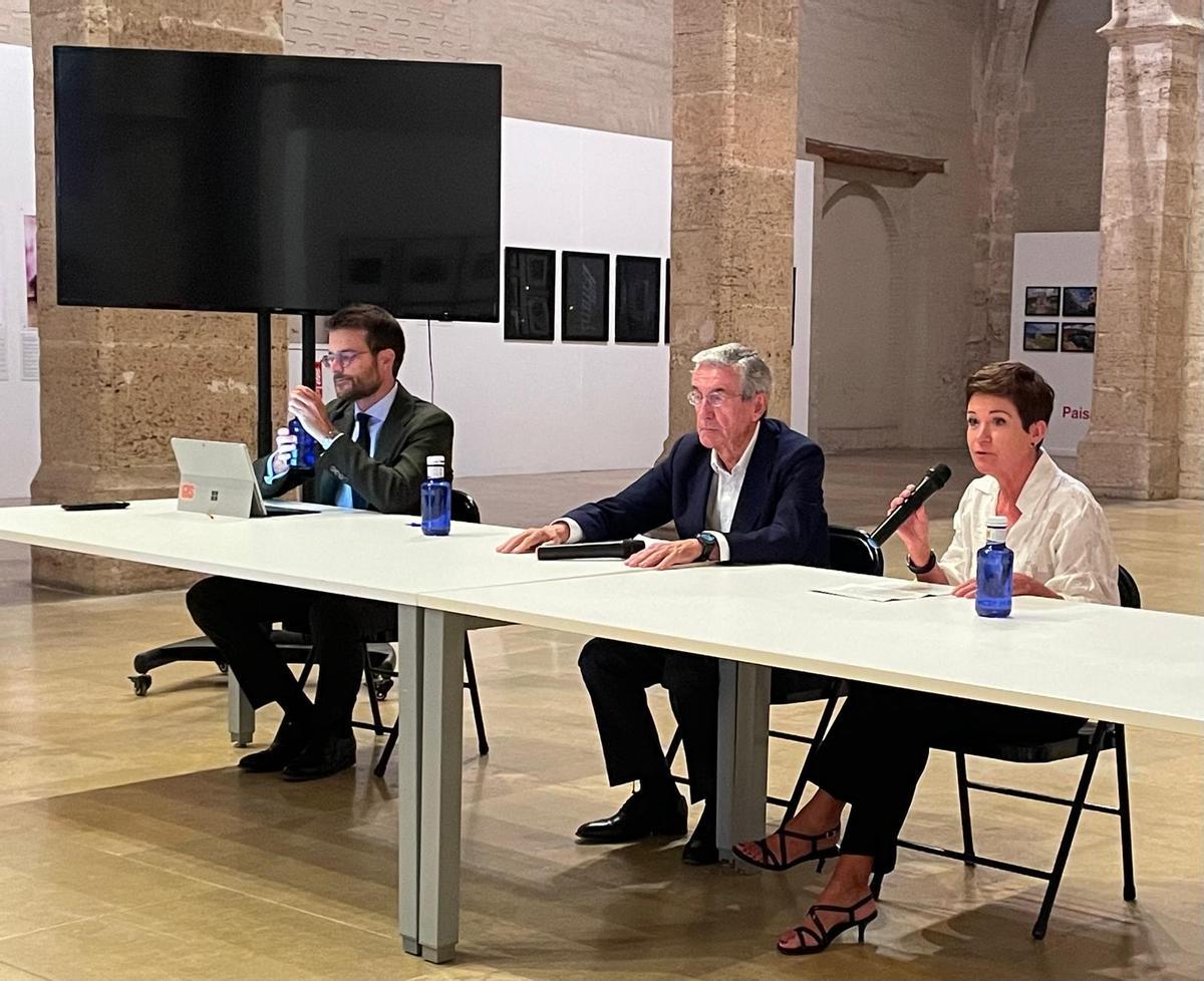 El magistrado Francisco Barrios Manrique de Lara, el catedrático José María Baño León y la magistrada del TSJCV, Alicia Millán Herrandis, en la conferencia de clausura.