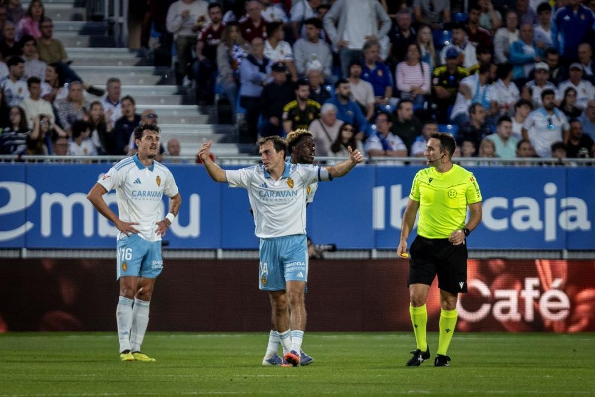 Arcediano habla con Francho, Paul y Radovanovic en el partido ante la Cultural.