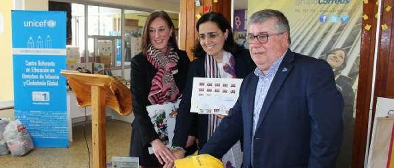 Conchi Gayol, Mary Cruz García y Ángel Iglesias matasellando una carta ayer en Tapia.