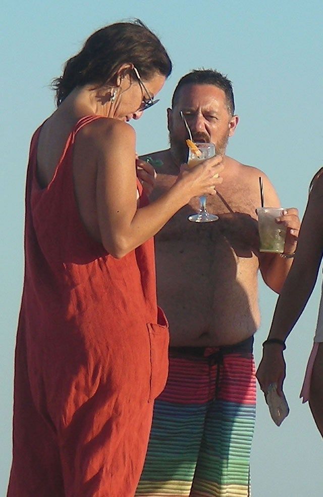 Pepón Nieto y Belén López en una playa de Cádiz.
