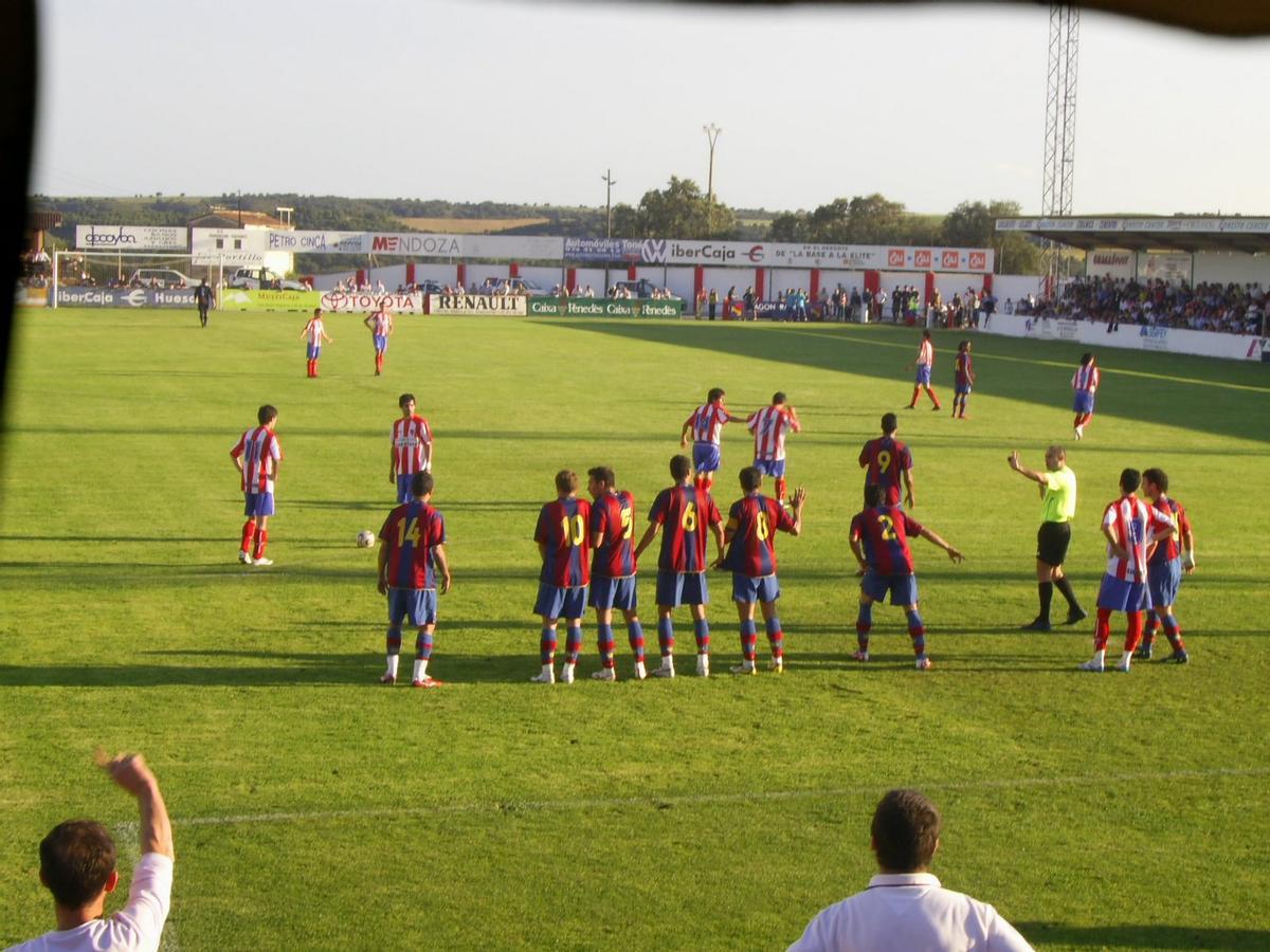 El Barbastro se predispone a lanzar una falta en el encuentro de ida frente al Barça B