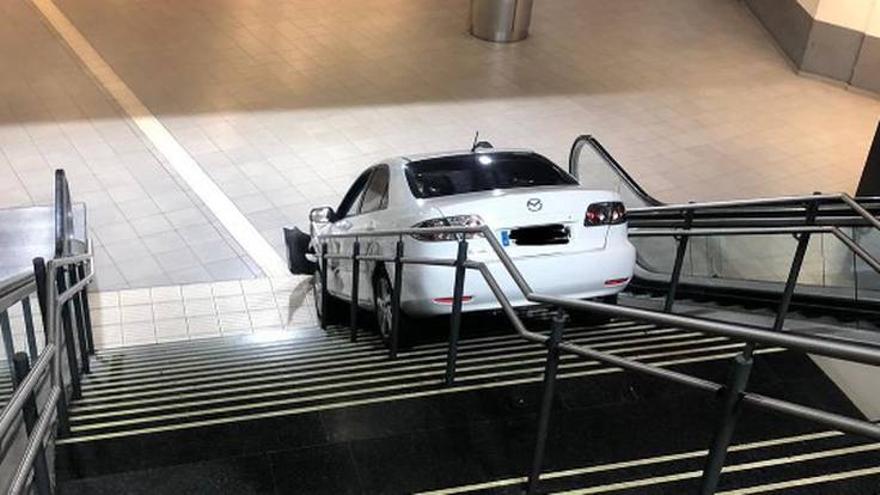 Un hombre roba un coche y luego lo encaja en las escaleras del intercambiador de Plaza Elíptica