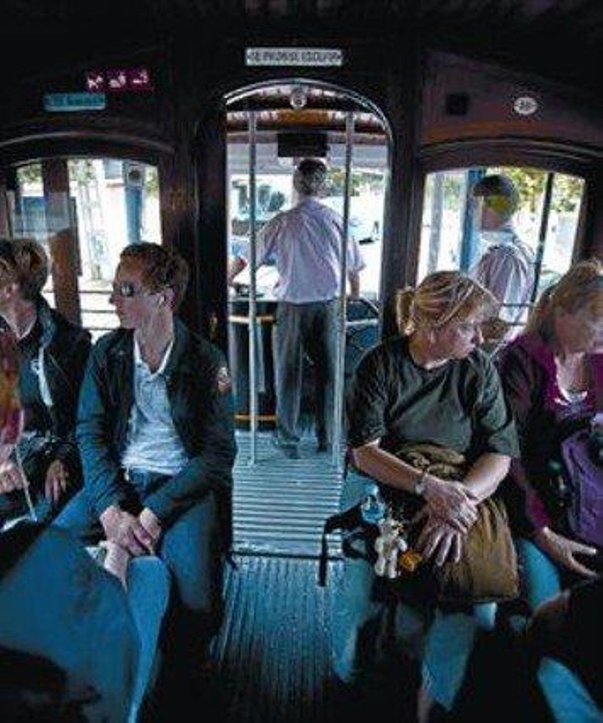 Prohibit escopir8 Interior del Tramvia Blau, diumenge passat. Prohibit escopir8 Interior del Tramvia Blau, diumenge passat.