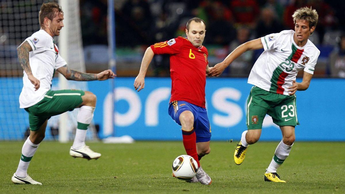 Andrés Iniesta ante dos rivales en el España-Portugal del Mundial del año 2010
