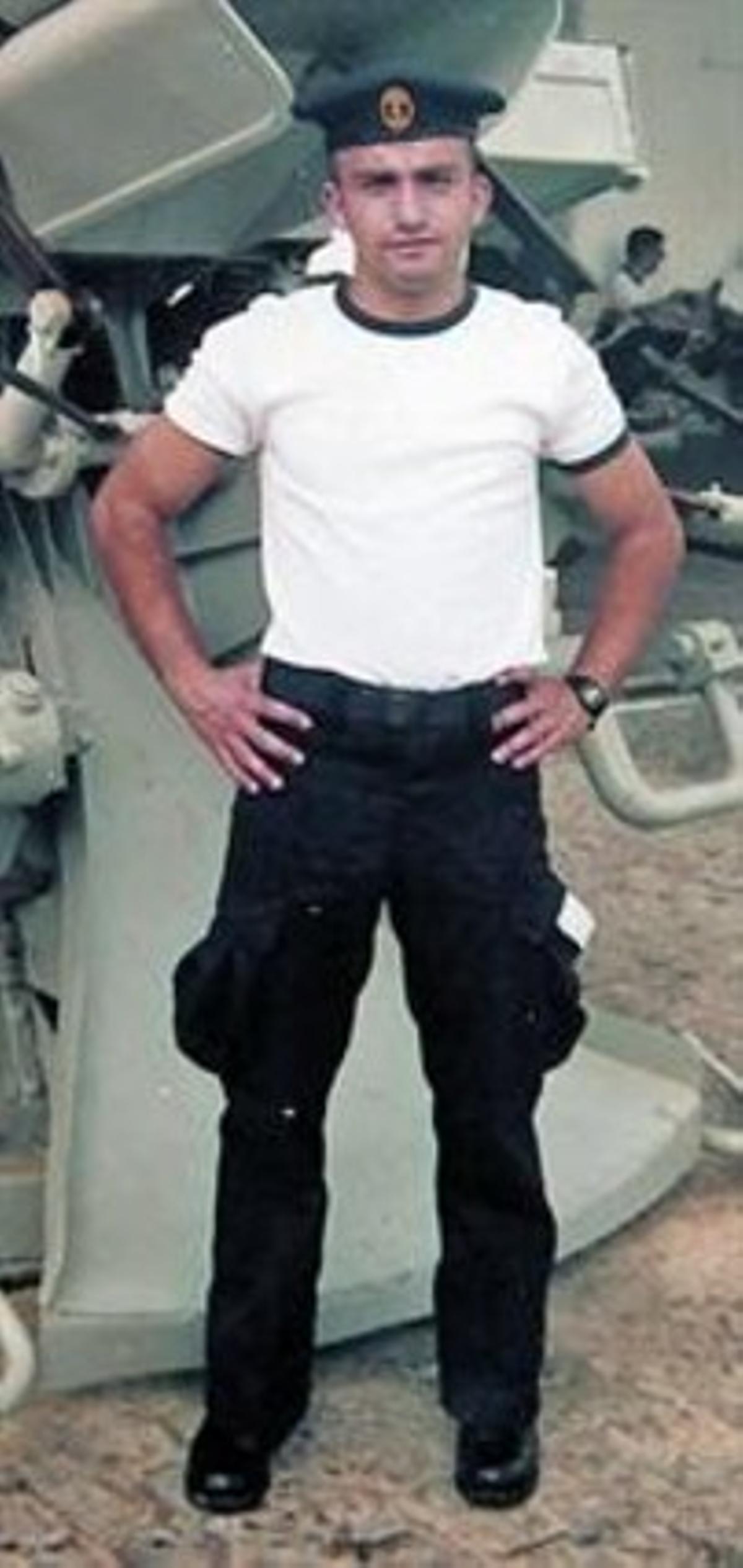 Recuerdos de juventud 8 A la izquierda, Óscar, durante su servicio militar. A la derecha, jugando a fútbol.