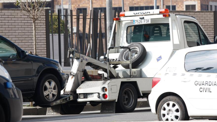 Un ovetense tira su coche por un barranco y denuncia que se lo robaron para que sus padres le compren otro