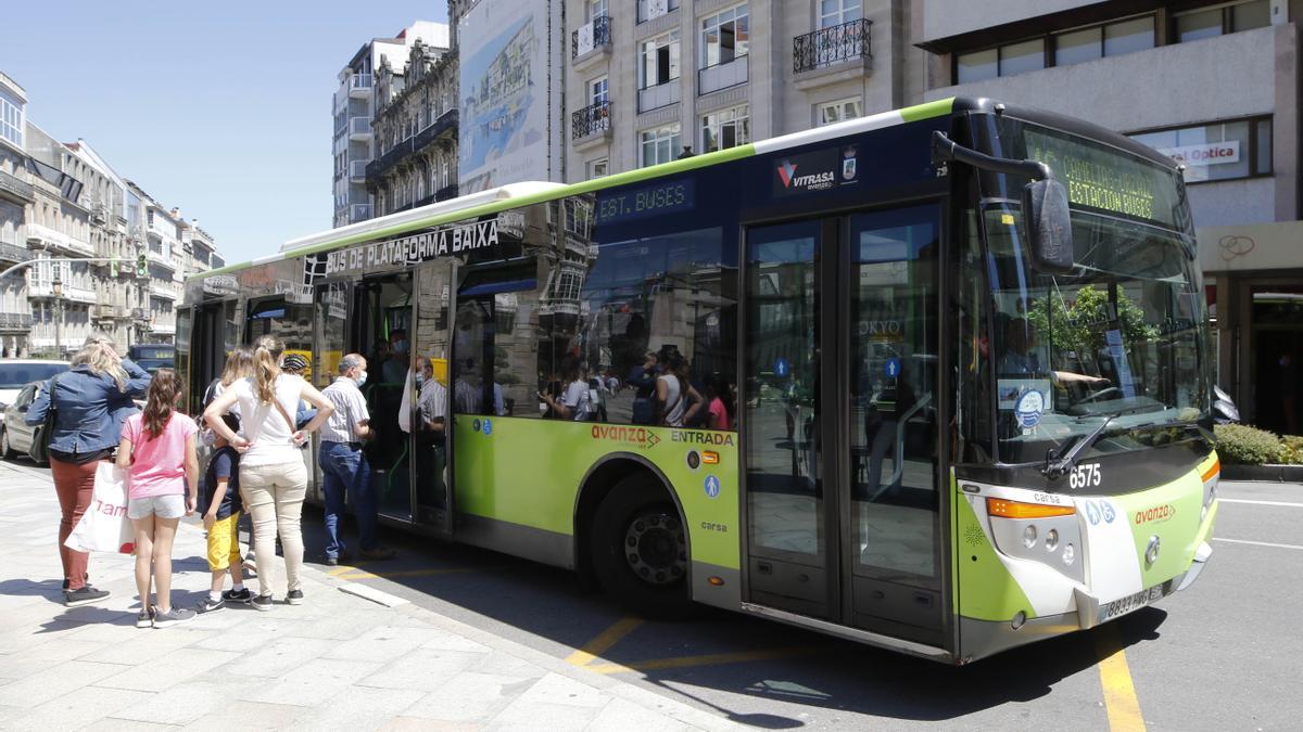 Viajeros entran en un Vitrasa