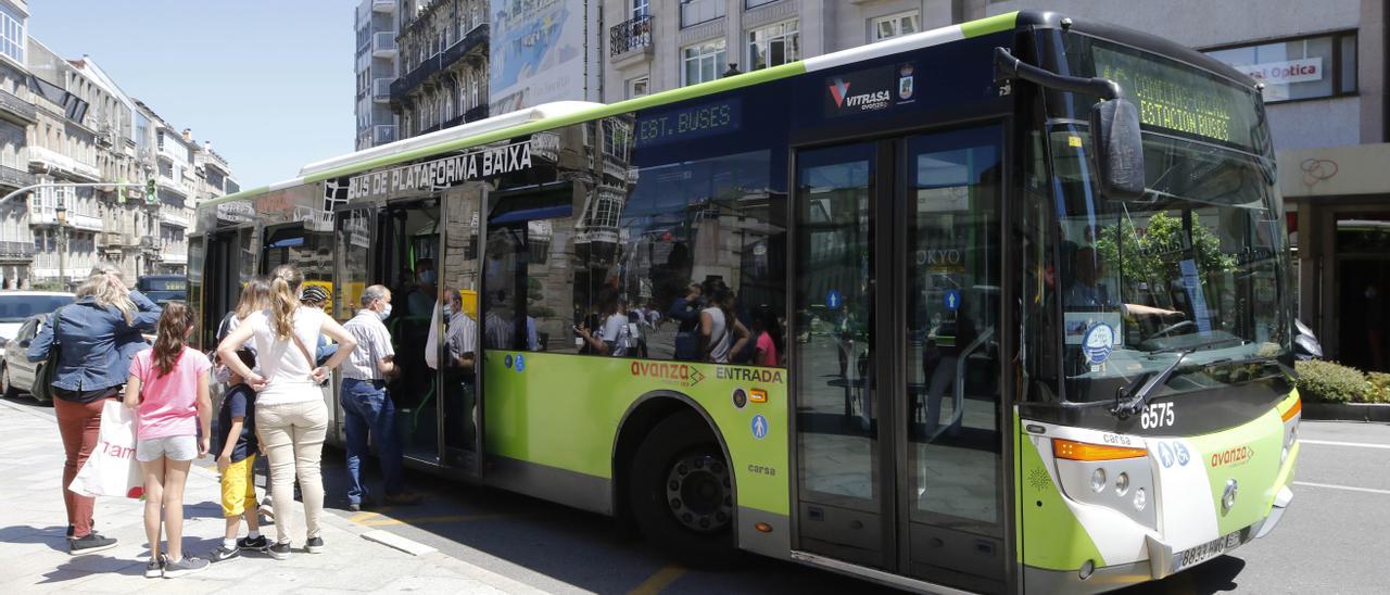 Viajeros entran en un Vitrasa