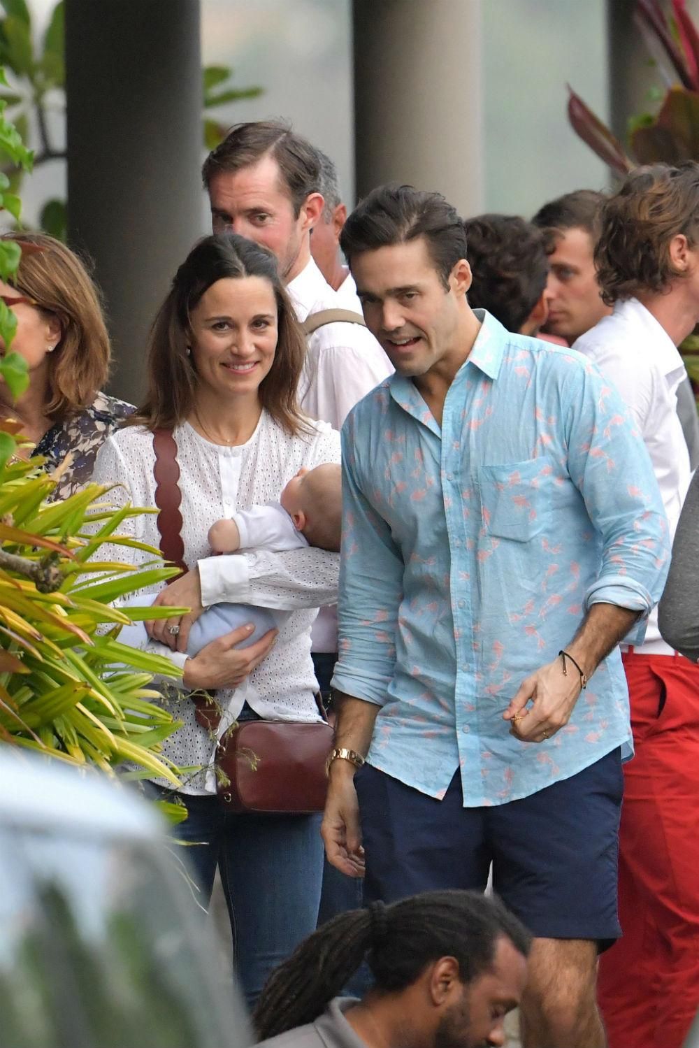 Pippa Middleton y James Matthews con su hijo en San Barths