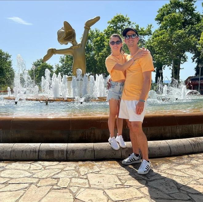 Gerard Moreno, en PortAventura con su pareja