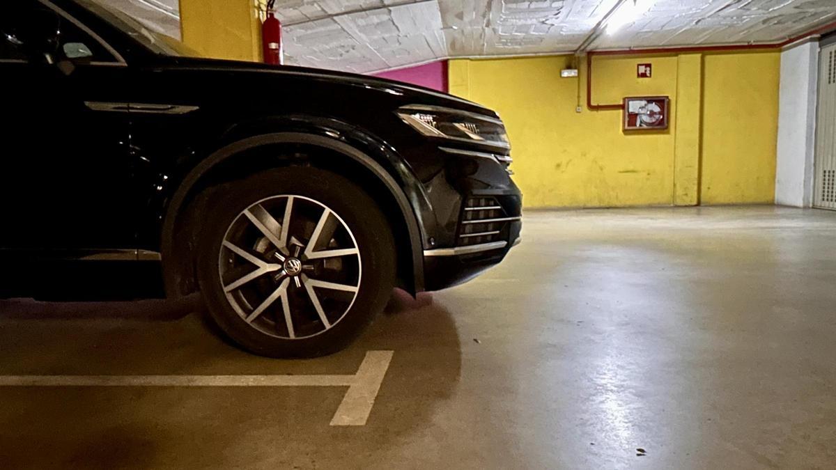 Un coche supera los límites de su plaza, en un aparcamiento de Barcelona