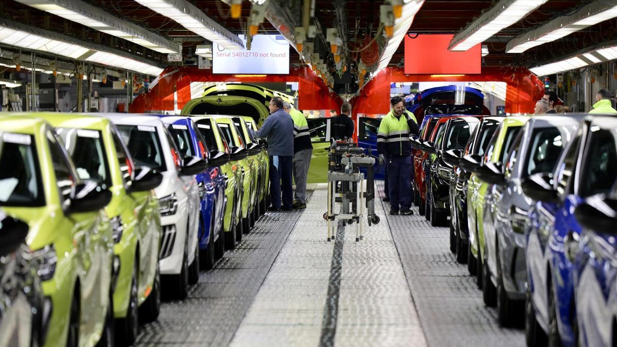 La línea de montaje del Peugeot 208 en Stellantis Figueruelas, que se cerrará para adaptarla a la nueva plataforma del coche eléctrico.