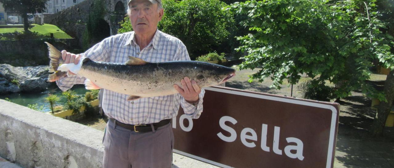 José Luis Somoano Sánchez con su salmón de estreno de la temporada 2020.