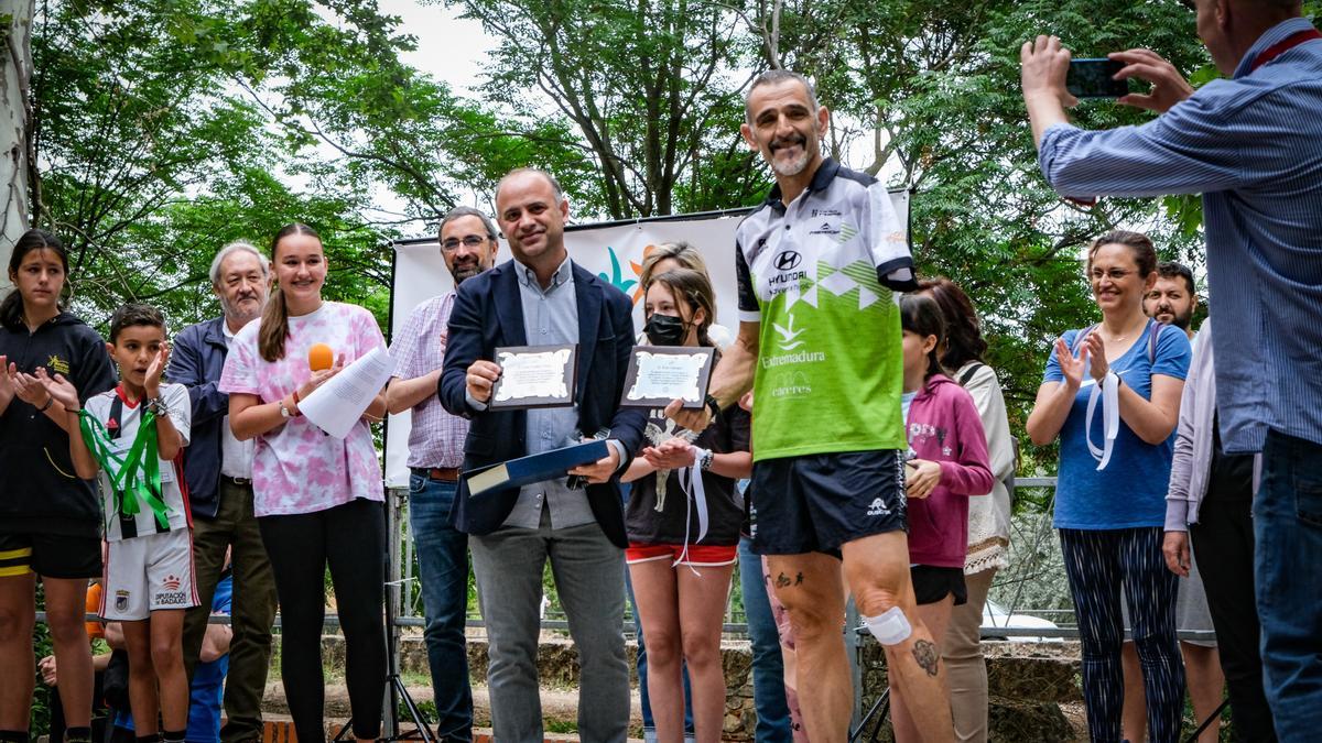 Luis Cordero y Kini Carrasco tras recibir la placa por su apoyo a esta iniciativa.