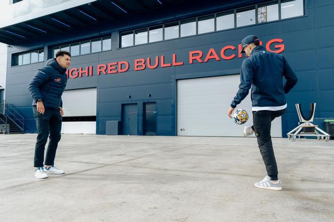 La fusión perfecta entre vela y fútbol: Ferran Torres visita la base de Alinghi Red Bull Racing como parte de la organización Kick out Plastic