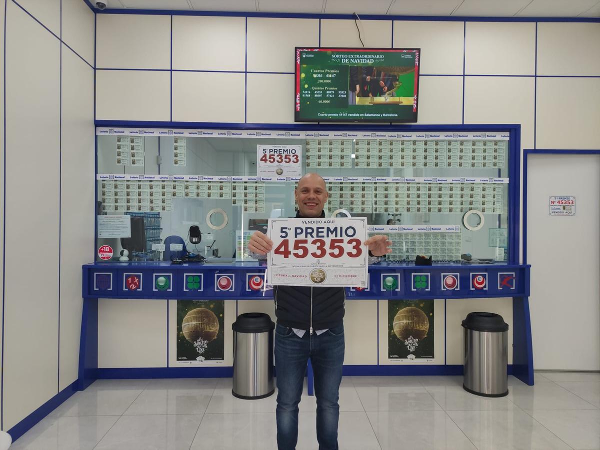 Eugenio Manresa muestra el número de un quinto premio de la Lotería de Navidad que ha vendido una serie -diez décimos- en Cox