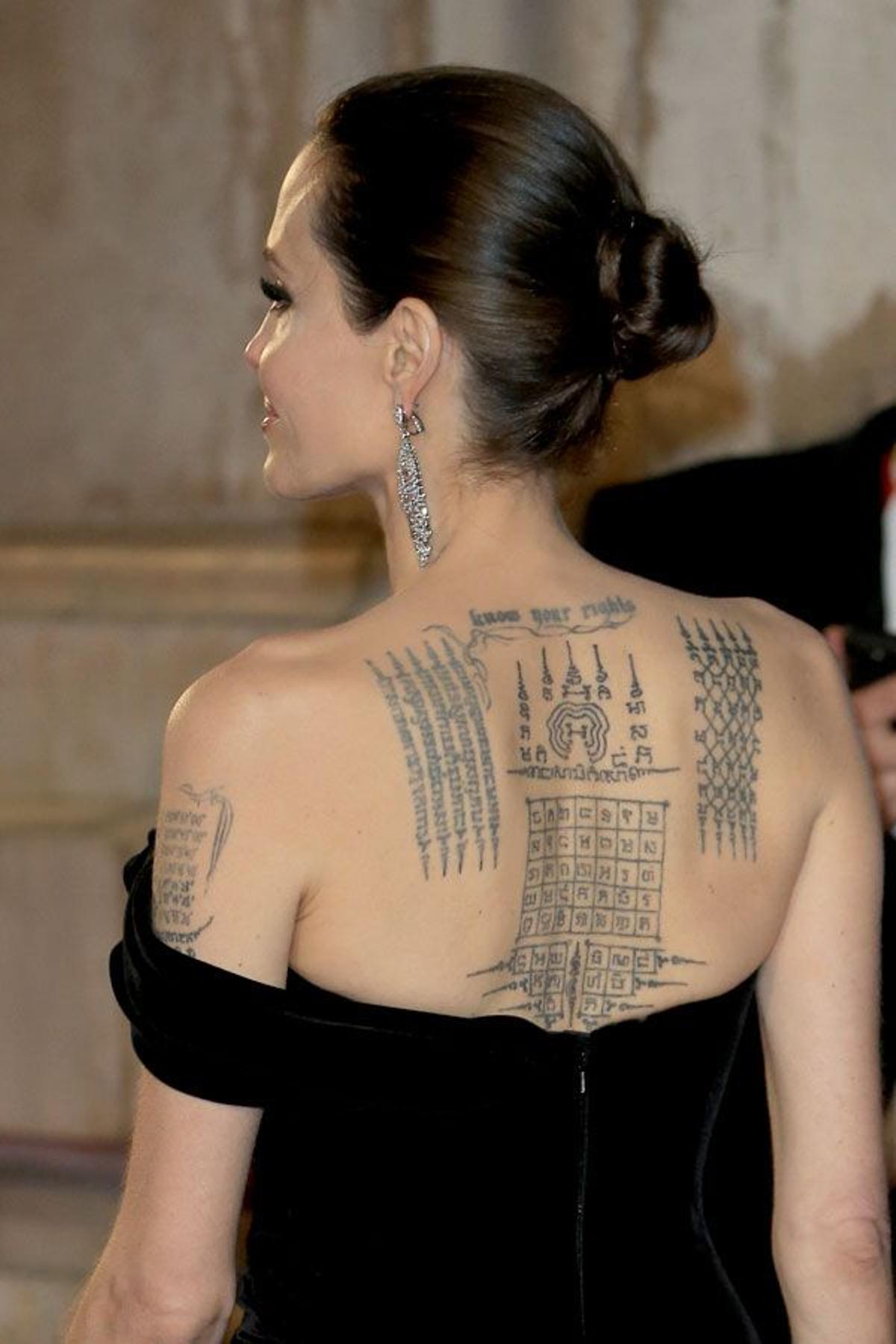 Angelina Jolie en los Premios Bafta 2018: con la espalda al descubierto, enseñando tatuajes y con moño de bailarina