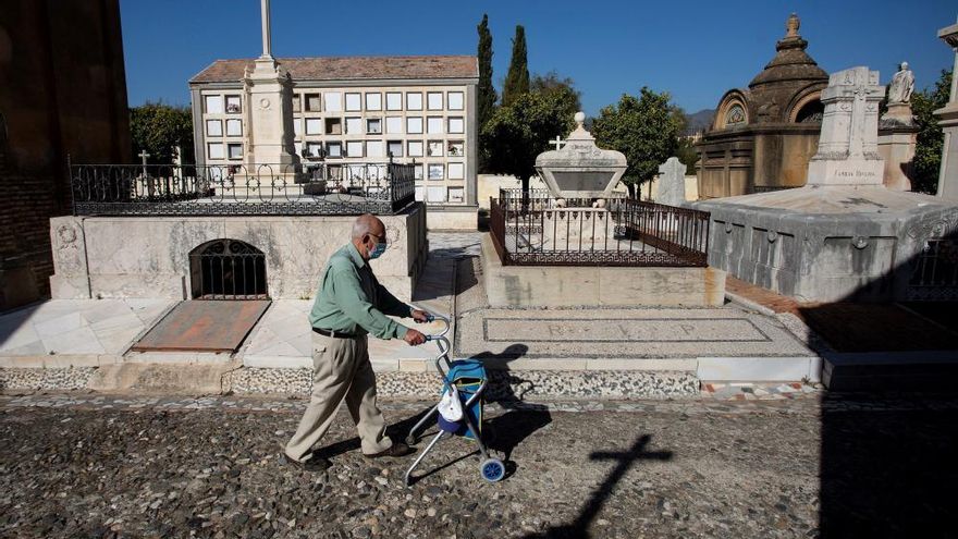 Los cementerios de Málaga amplían sus horarios durante el Puente de Todos los Santos